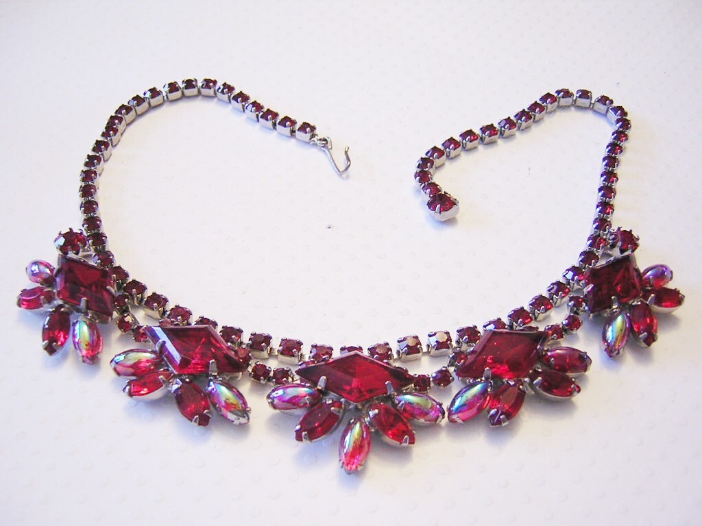 1960’s RED SASSY Timeless Diamond Shape RHINESTONES & Iridescent GLASS Necklace