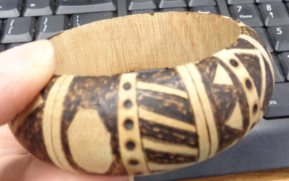 Vtg Estate Jewelry ~ 1″ Width BROWN WOOD Design Bangle Bracelet