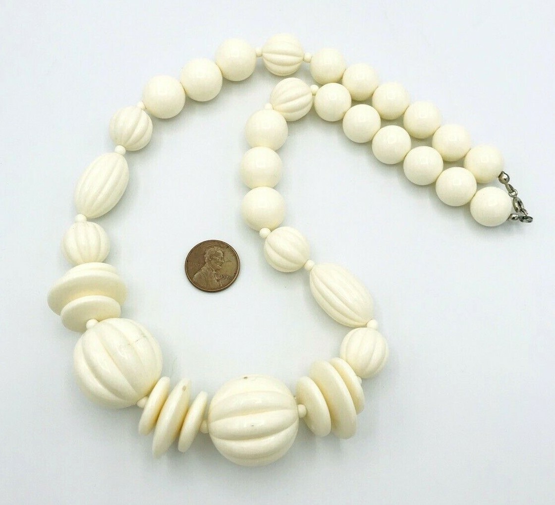 Off White 60’s Vintage Plastic Necklace 23″