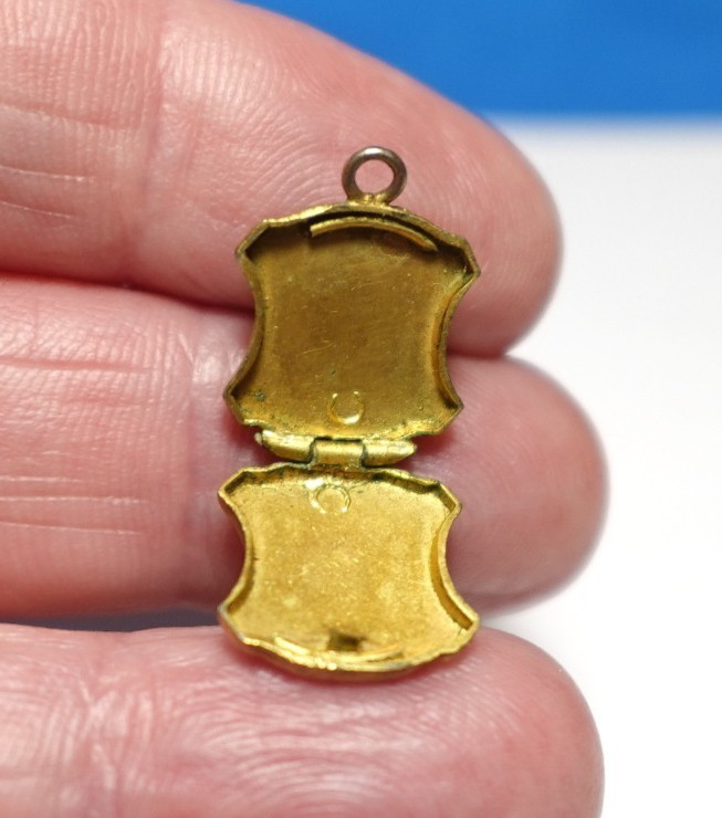 GOLD FILLED LOCKET SHIELD SHAPED INITIALS B.J.ANTIQUE 14 X 10 MM 1.3 GRAMS J-828