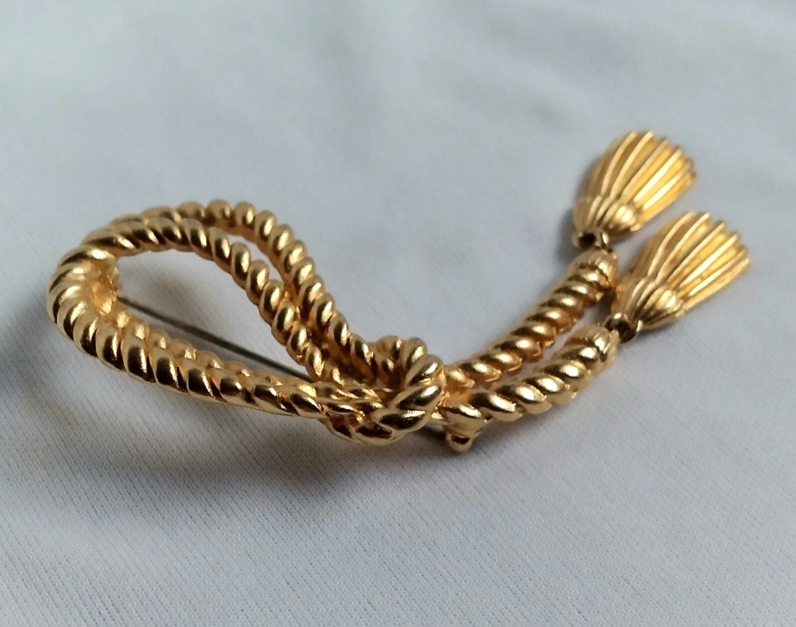 Vintage Knotted Cable Rope Double Dangle Tassel Charms Gold Tone Brooch Unsigned