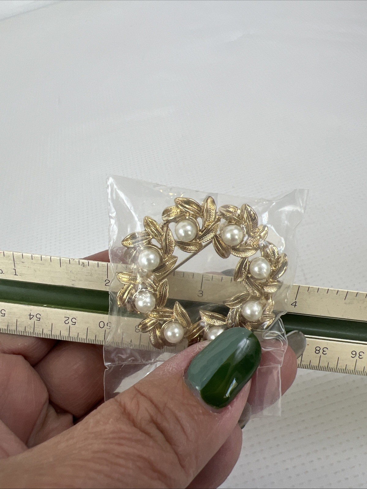 Vintage 1971 Avon Evening Creation Faux Pearl & Leaves Wreath Circle Pin Brooch