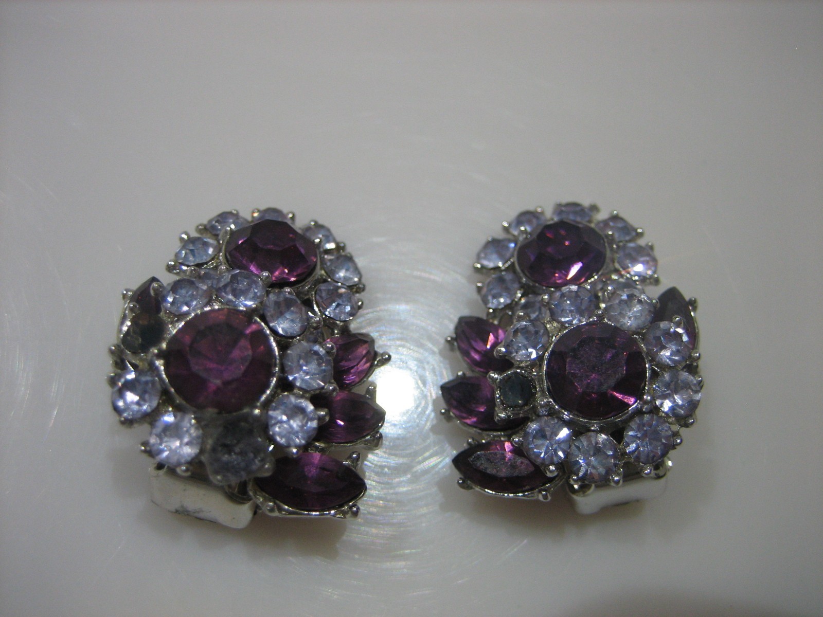 1950’S CROWN TRIFARI CONTESSA PURPLE AND BLUE RHINESTONE BROOCH AND EARRINGS SET