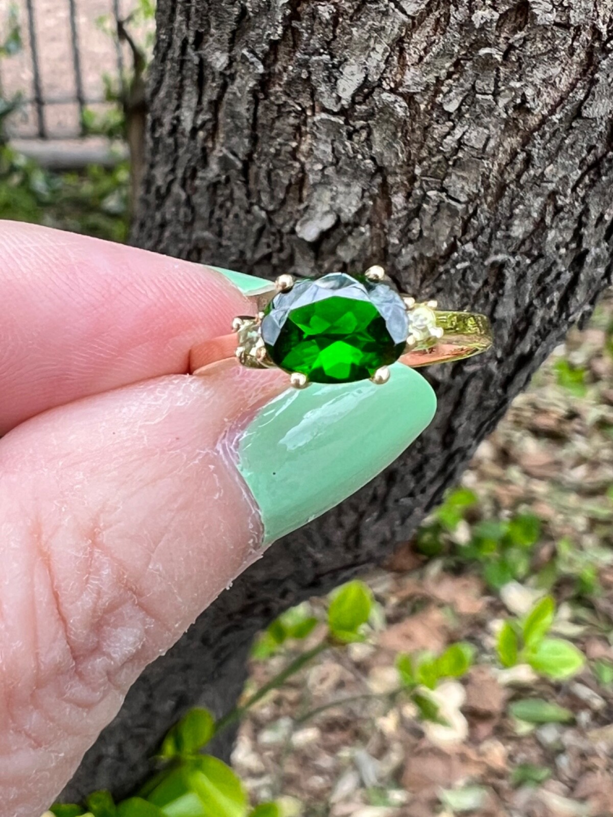 VINTAGE 14K GOLD OVAL EAST WEST SET DESIGN DIOPSIDE VIVID GREEN TOURMALINE RING