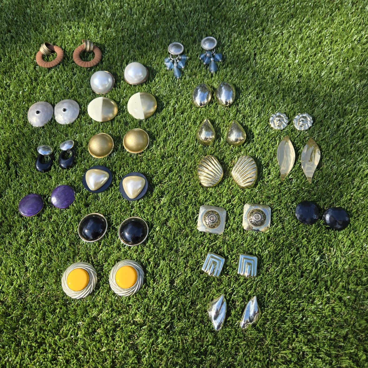 Women’s 80’s Retro Clip-On Earrings Mixed Lot 20 Pairs Multicolor Mixed Metal