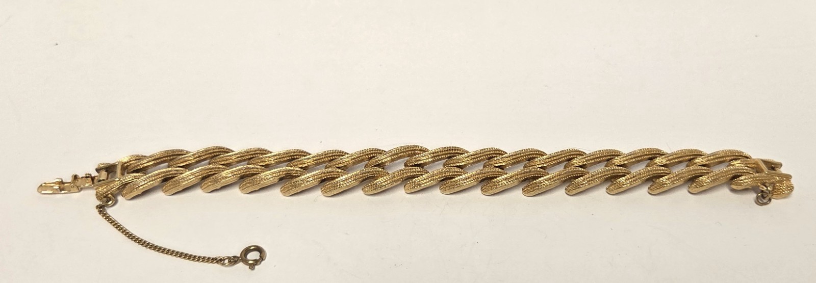 Vtg MONET Textured Wavy Double Row Bracelet 1/2″ w Gold Tone Safety Chain 7.25″