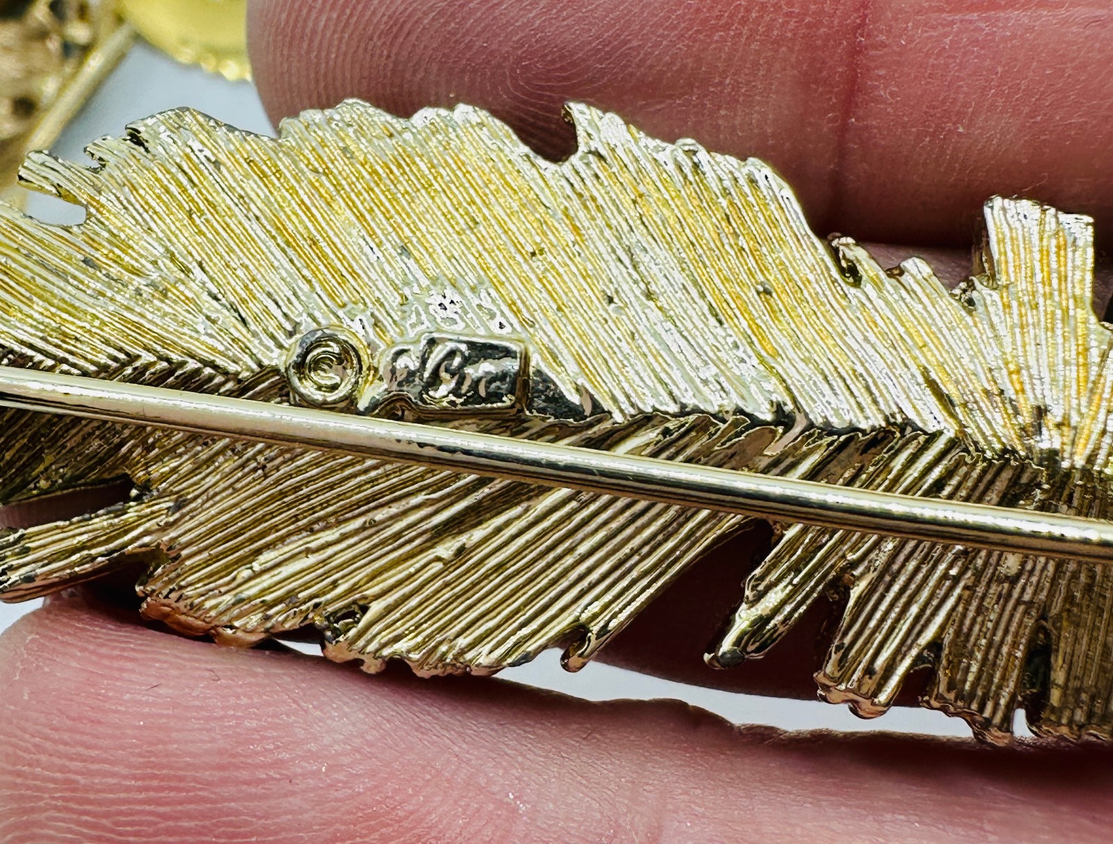 Lot 5 Gold Tone Leaf Brooches – Coro, Gerry’s & Unsigned Capri EUC