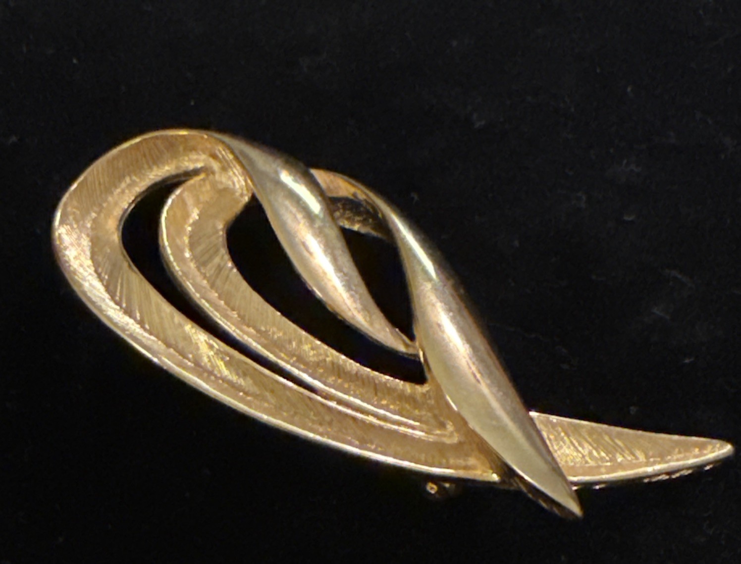Vintage Gold Tone Modernist Swirl Ribbon Brooch Pin Abstract Statement