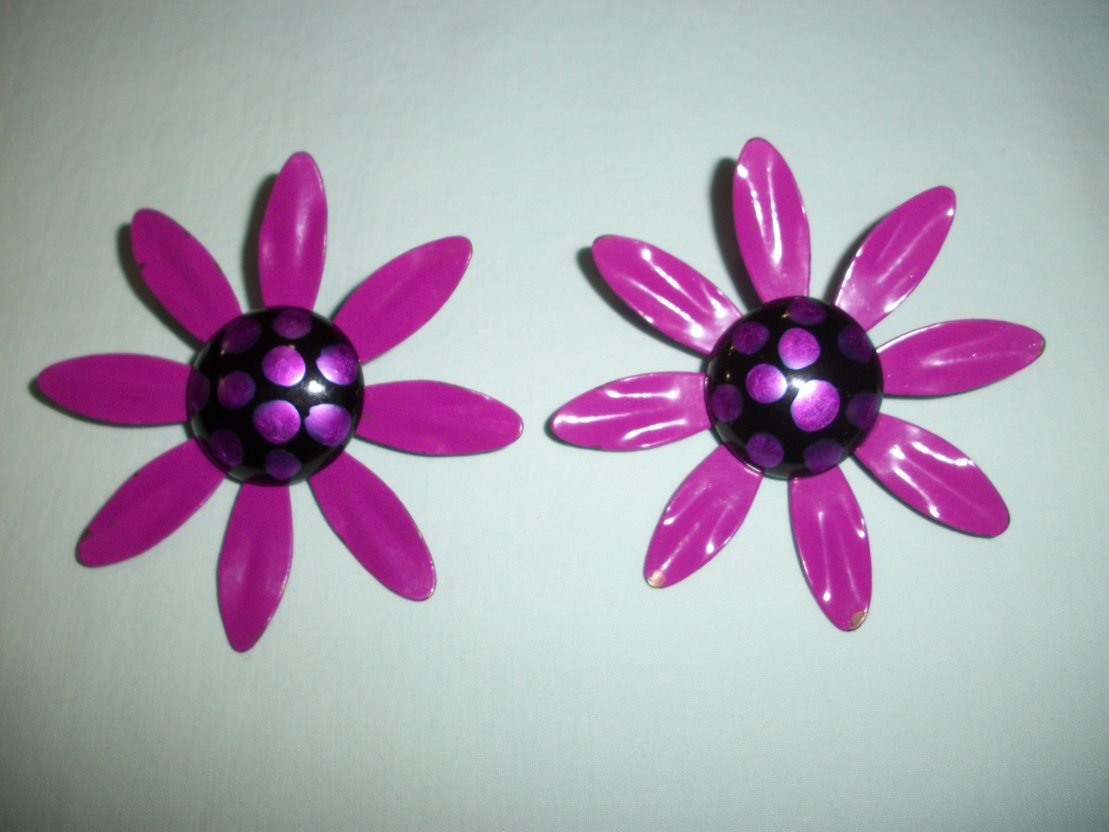VTG MeTaL ENaMeL ***HUGE EYE POPPiNG PURPLE/BLACK/POLKA DOT*** DAiSy EaRRiNgS
