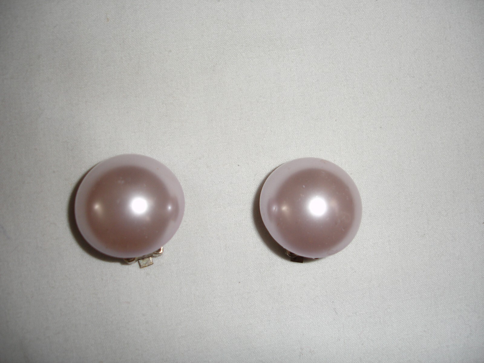 VTG.COSTUME JEWELRY,UNSIGNED SILVERTONE & PINKISH FAUX PEARL CLIP ON EARRINGS