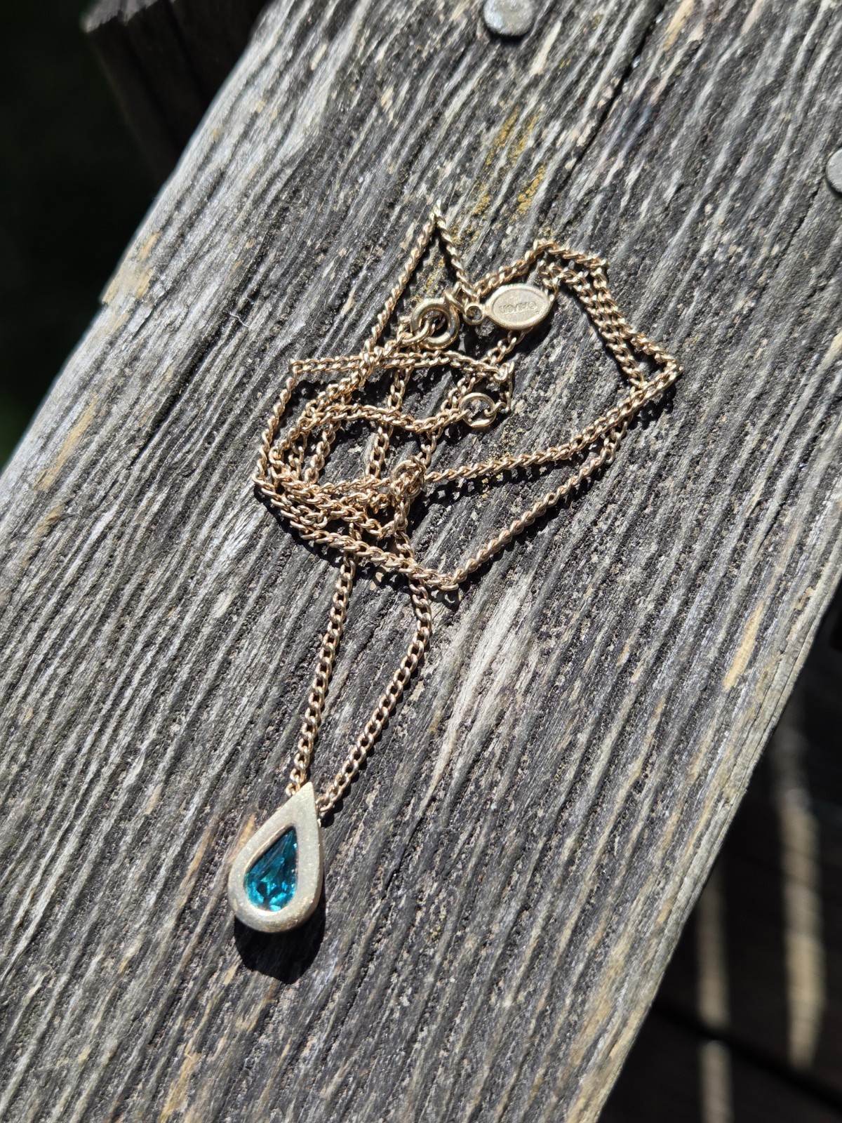 Vintage Avon Emerald Glass Teardrop Pendant Necklace Gold Tone May Birthstone