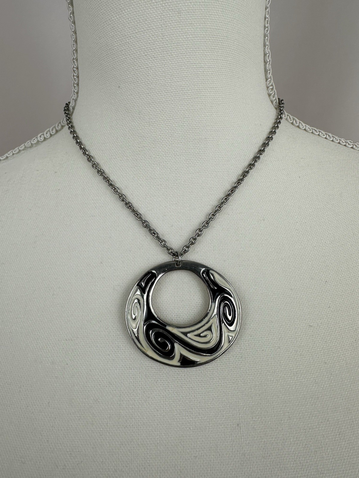 PENDANT MCM WHITE BLACK ENAMEL SWIRL DESIGN SILVER TONE CHAIN NECKLACE