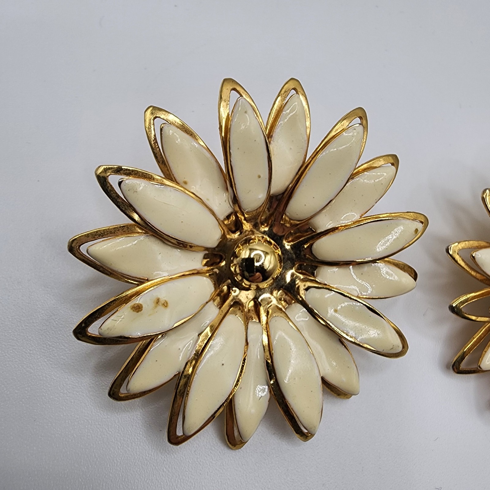 Vintage Daisy Flower Earrings Metal Gold Tone Cream Enamel Retro Stud Cute