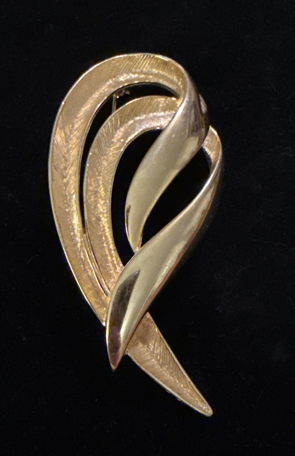 Vintage Gold Tone Modernist Swirl Ribbon Brooch Pin Abstract Statement