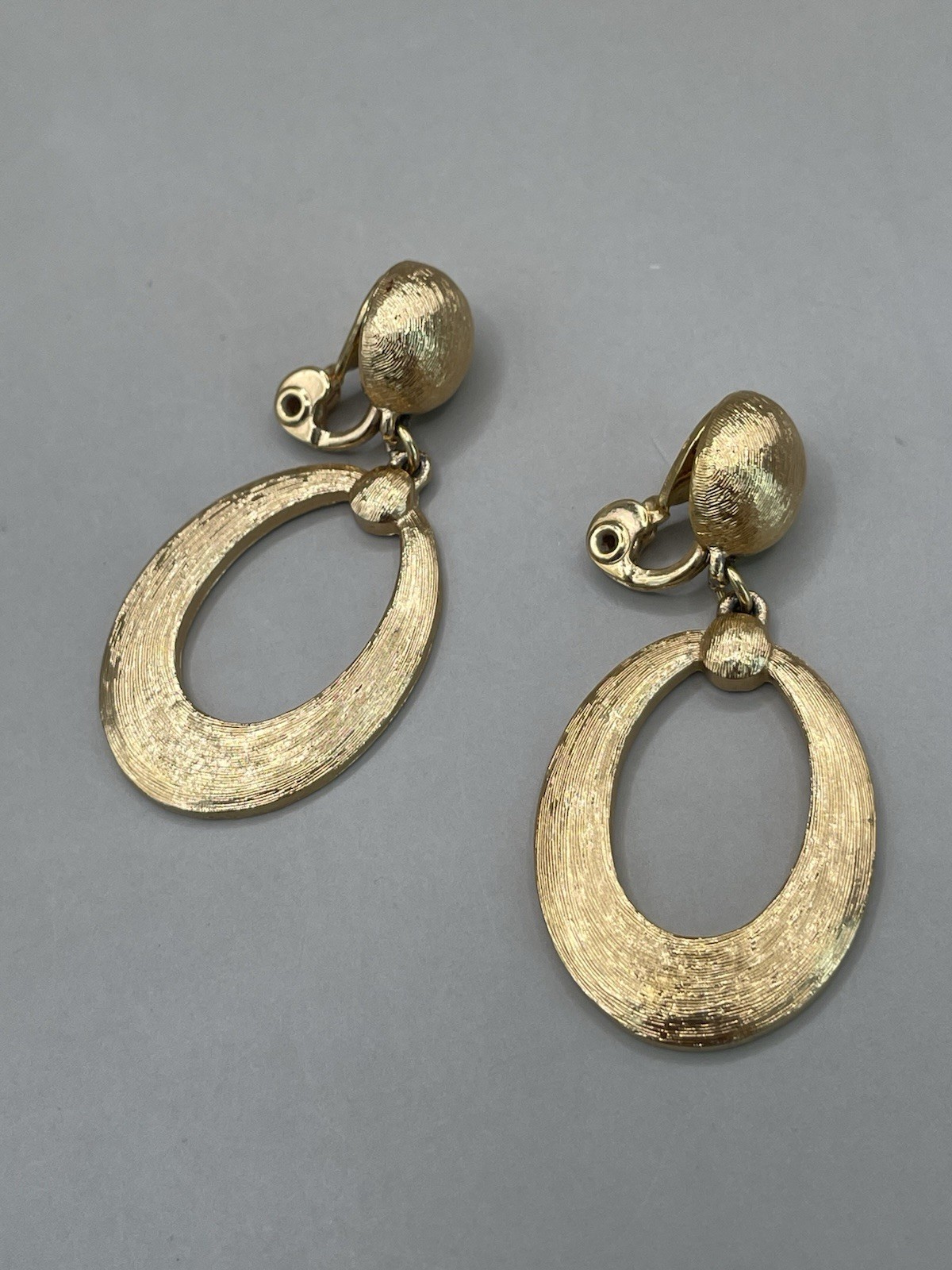 VTG Signed Monet Textured GoldTone 1.75” Retro Drop Dangle Clip On Earrings