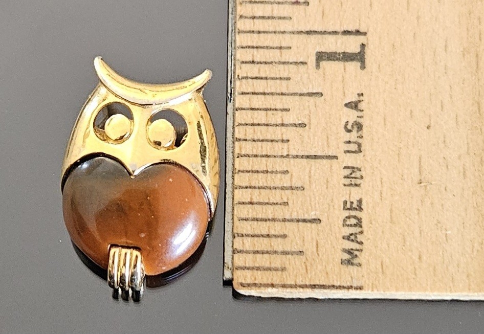 Vintage Small CROWN TRIFARI Gold Tone With BROWN LUCITE OWL BROOCH PIN .75″