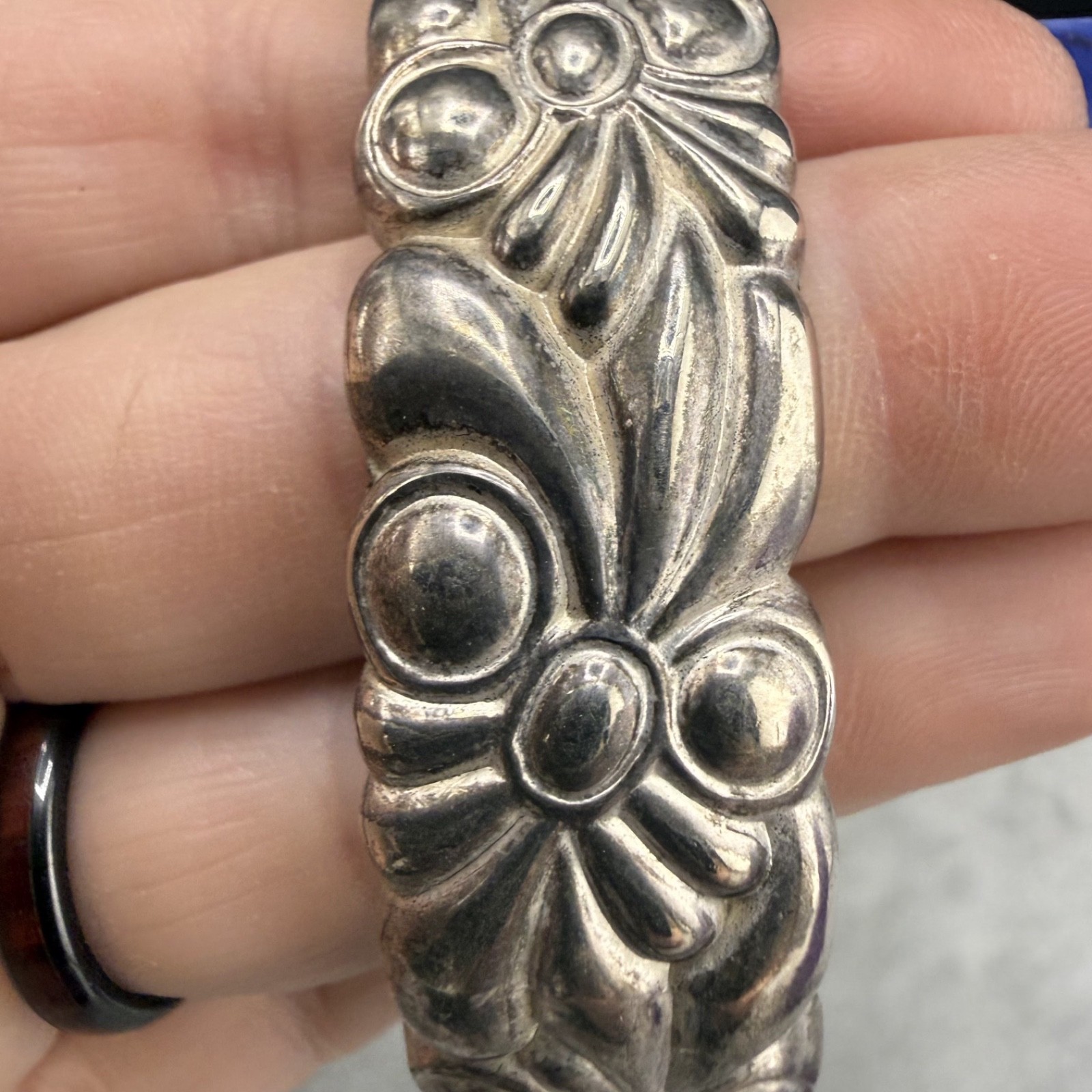 Vintage Bangle Bracelet Silver Tone Hinged Puffy Repousse 7”