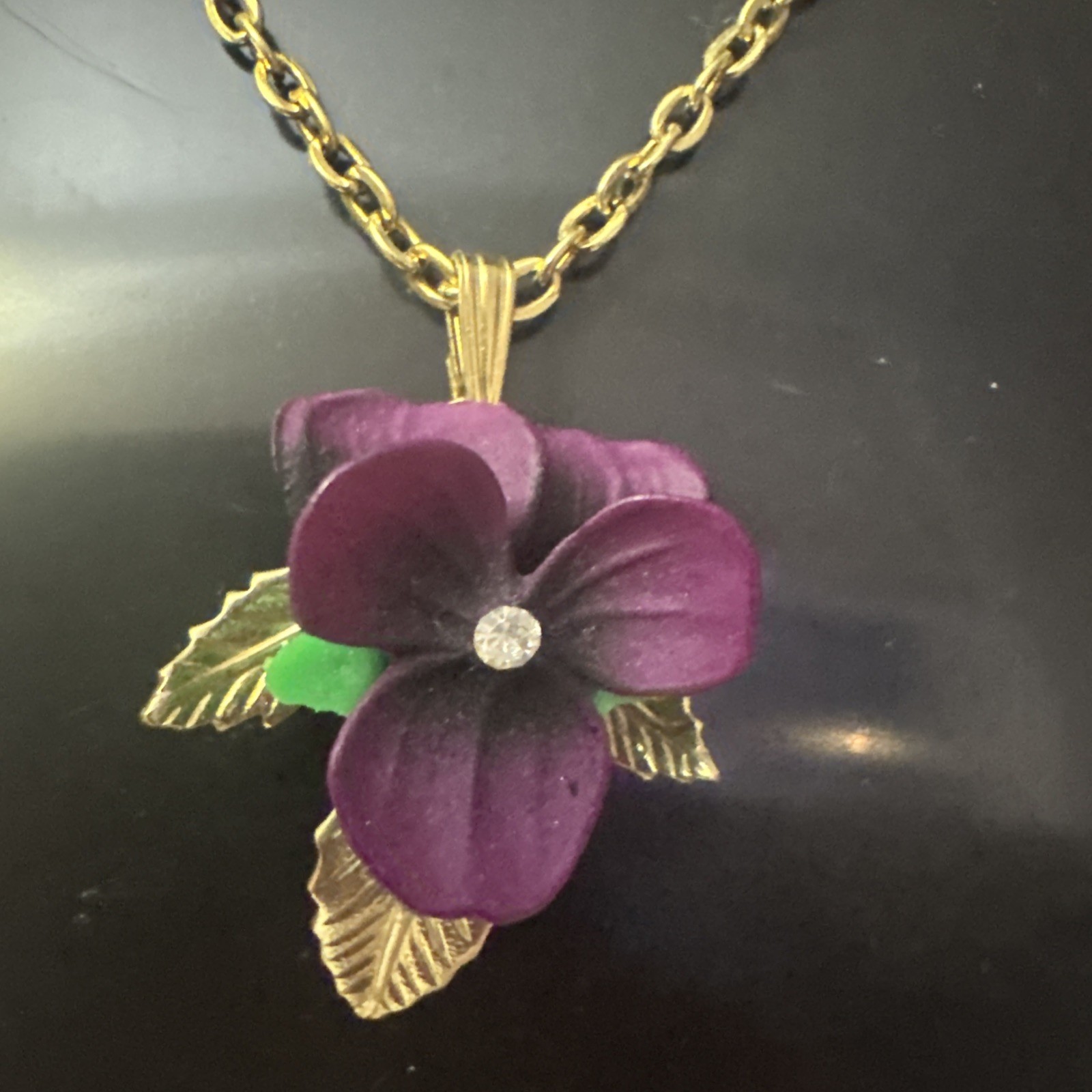 Vintage Purple Lucite Pansy/Violet Flower Necklace Pendant Gold Tone Chain 18”