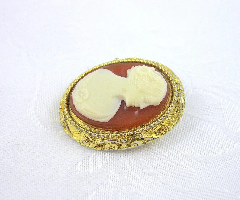 Vintage Cameo Brooch Off White Brown Goldtone