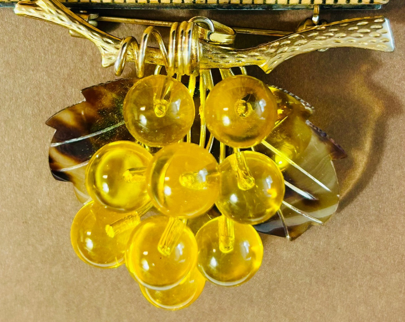 VTG GRAPE CLUSTER LUCITE BROOCH PIN *Apple Juice & Faux Tortoise Grapes Pendant*