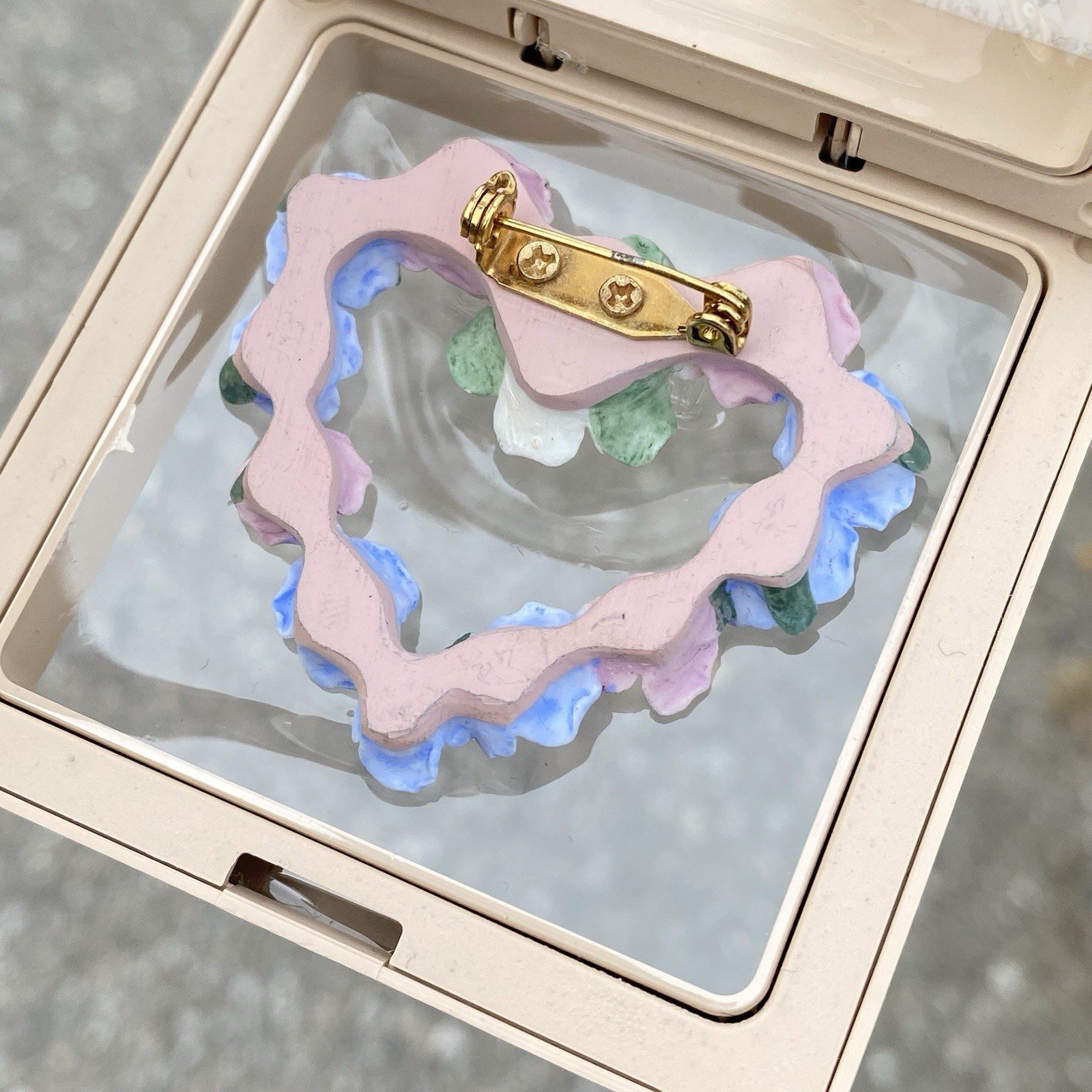 Vintage Avon HEARTS and ROSES Brooch Pin Porcelain Pastel Flowers 2″