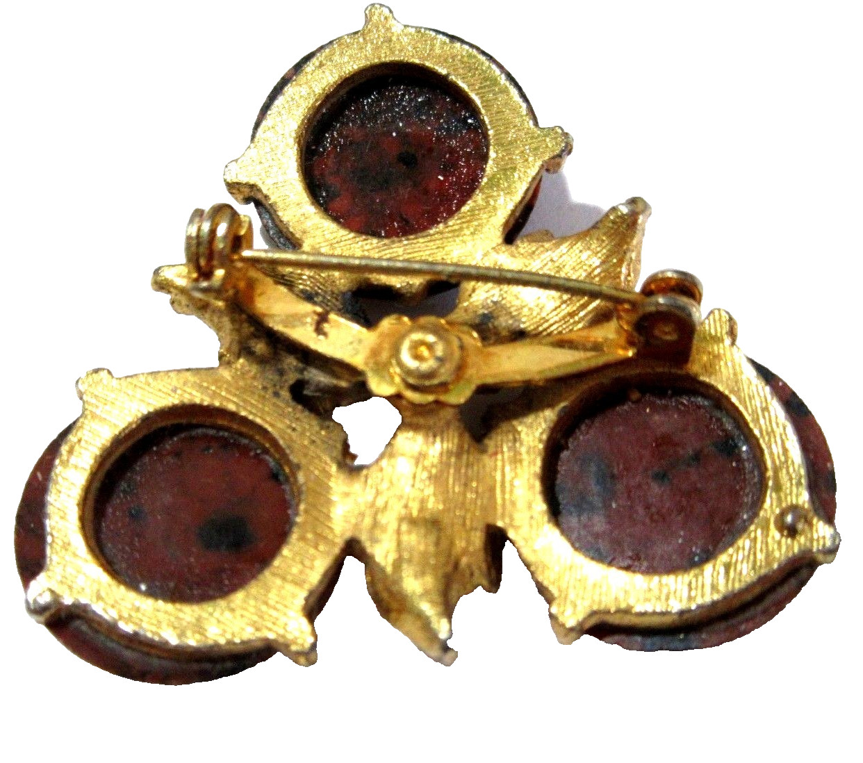 CABOCHON PLASTIC BROWN BLACK SPECKLED PIN WITH GOLD TONE LEAVES VINTAGE BROOCH