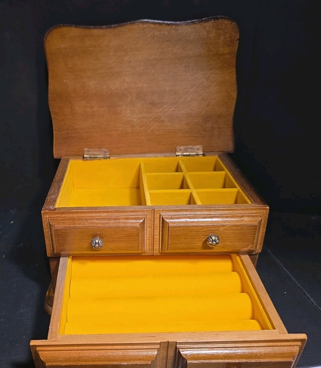 AVON 1978 Decorator’s Jewelry Chest (New In Box)