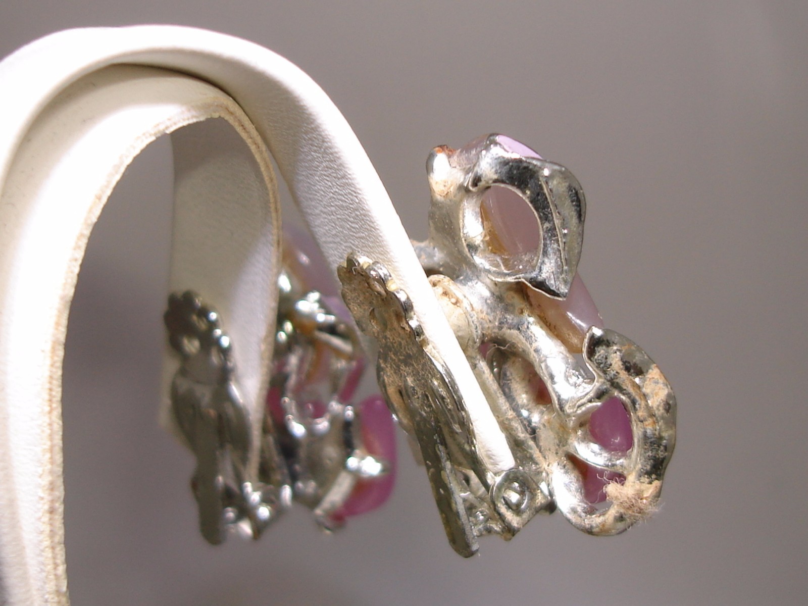 FABULOUS VINTAGE 1950’S PINK & WHITE LUCITE & PURPLE ENAMEL BRACELET & EARRINGS!