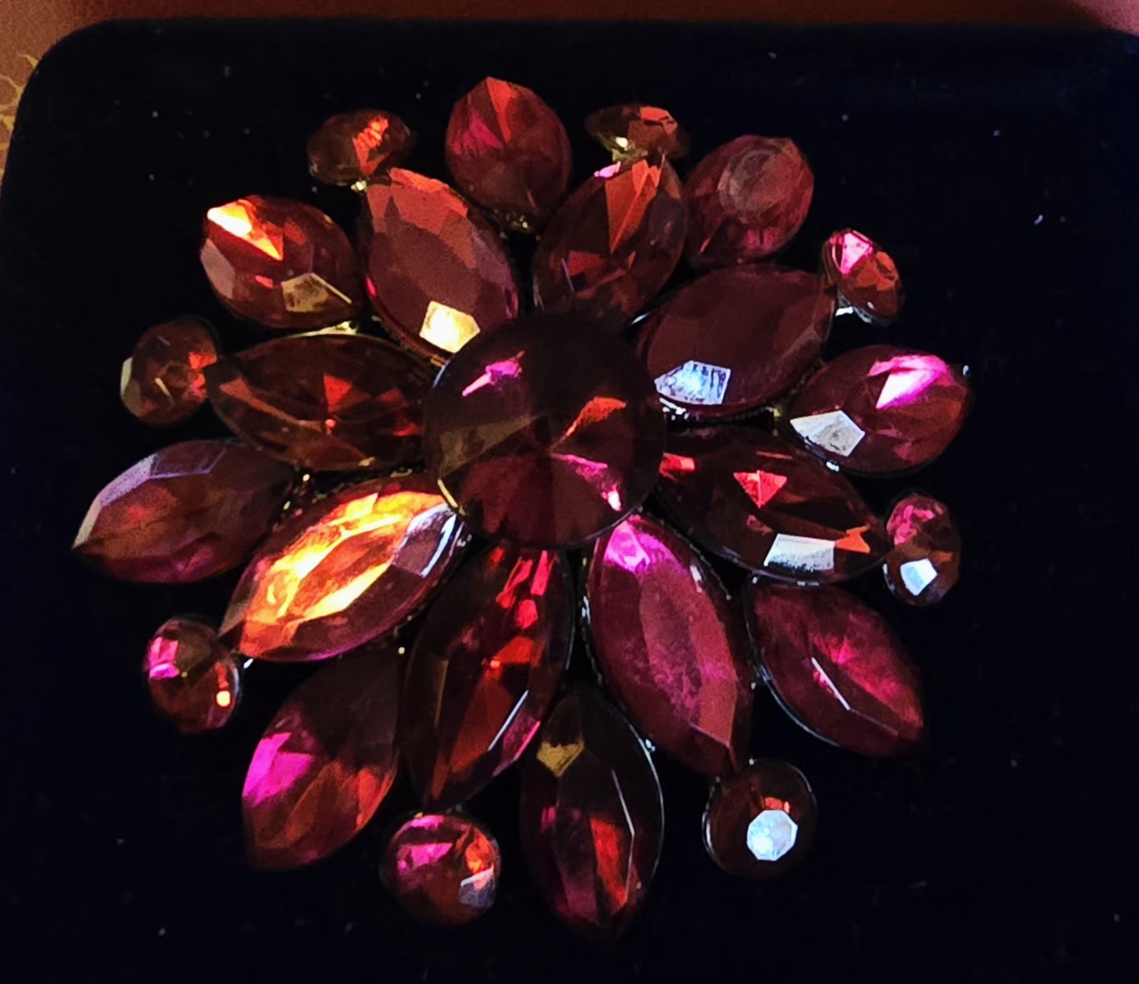 RUNWAY STATEMENT MARQUISE PINK PURLE LUCITE BROOCH-NWOT☆3D☆2″Diam☆GUNMETAL☆WOW