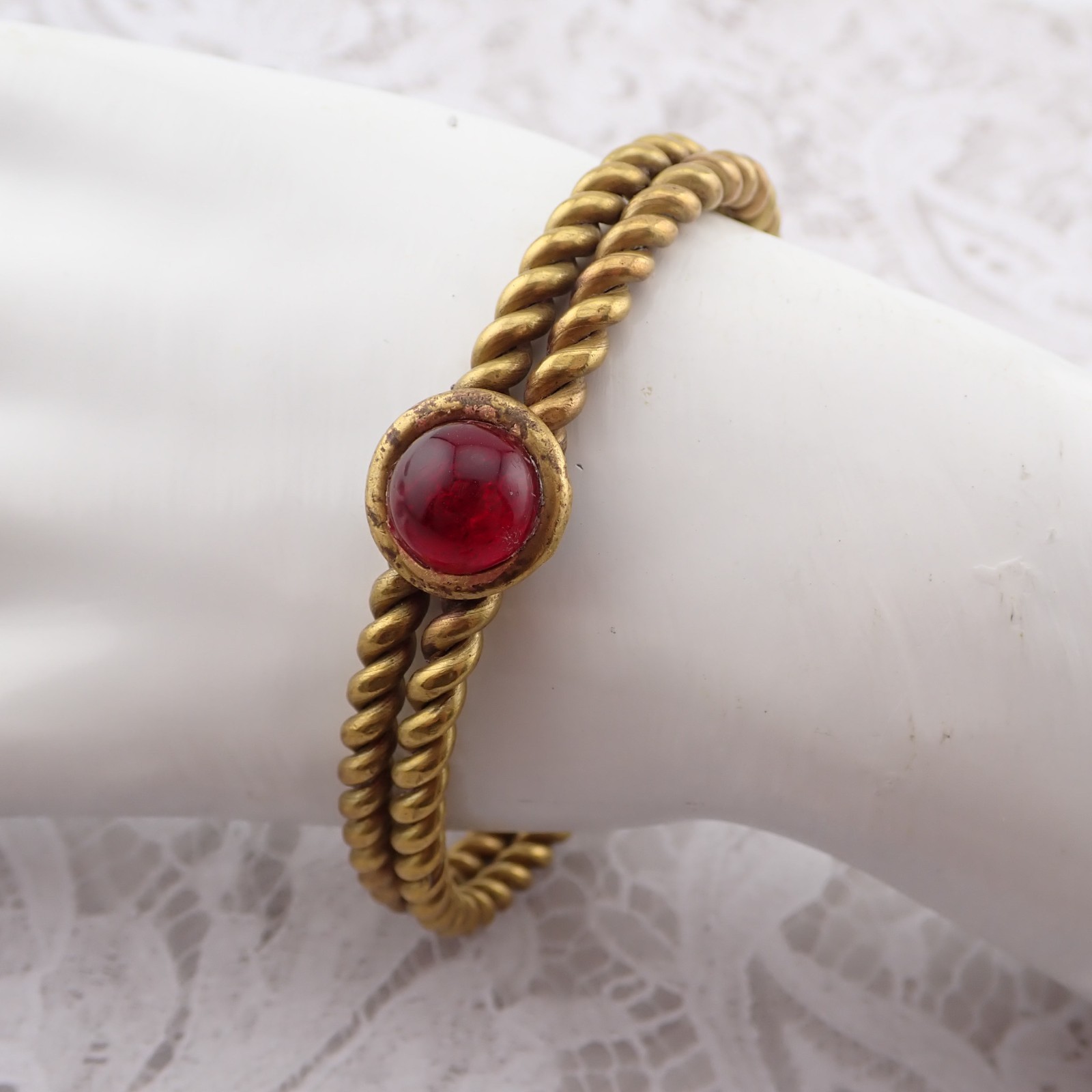 VTG Brutalist Brass Twist Rope Red Glass Distress Cabochon 6 3/4″ Cuff Bracelet