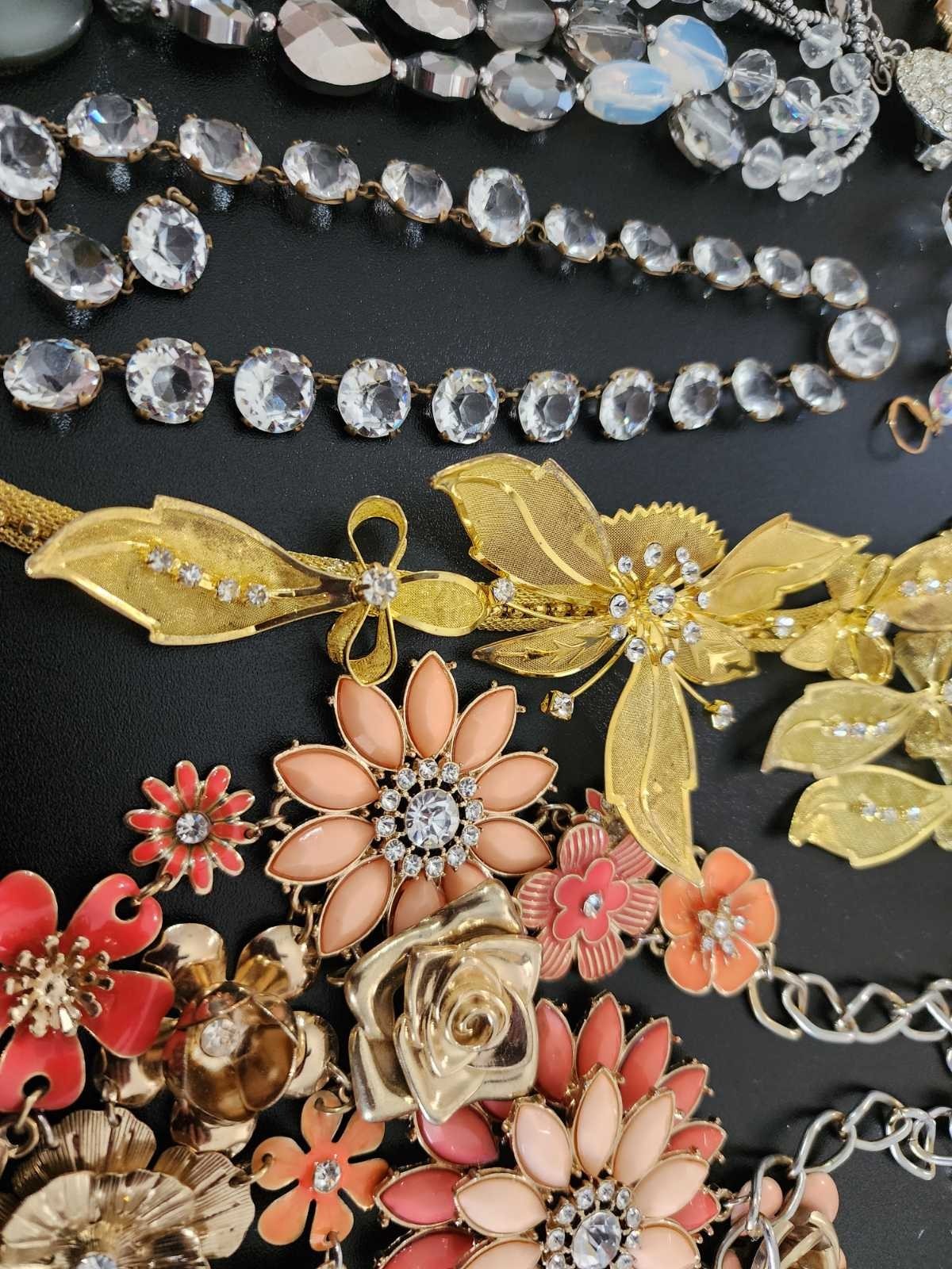 Vintage jewelry set of 22 in vintage purse