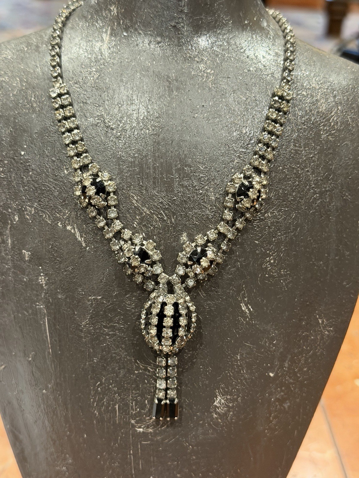 VINTAGE ART DECO CRYSTAL BLACK CLEAR RHINESTONE Y-DROP PENDANT 16″ NECKLACE EUC