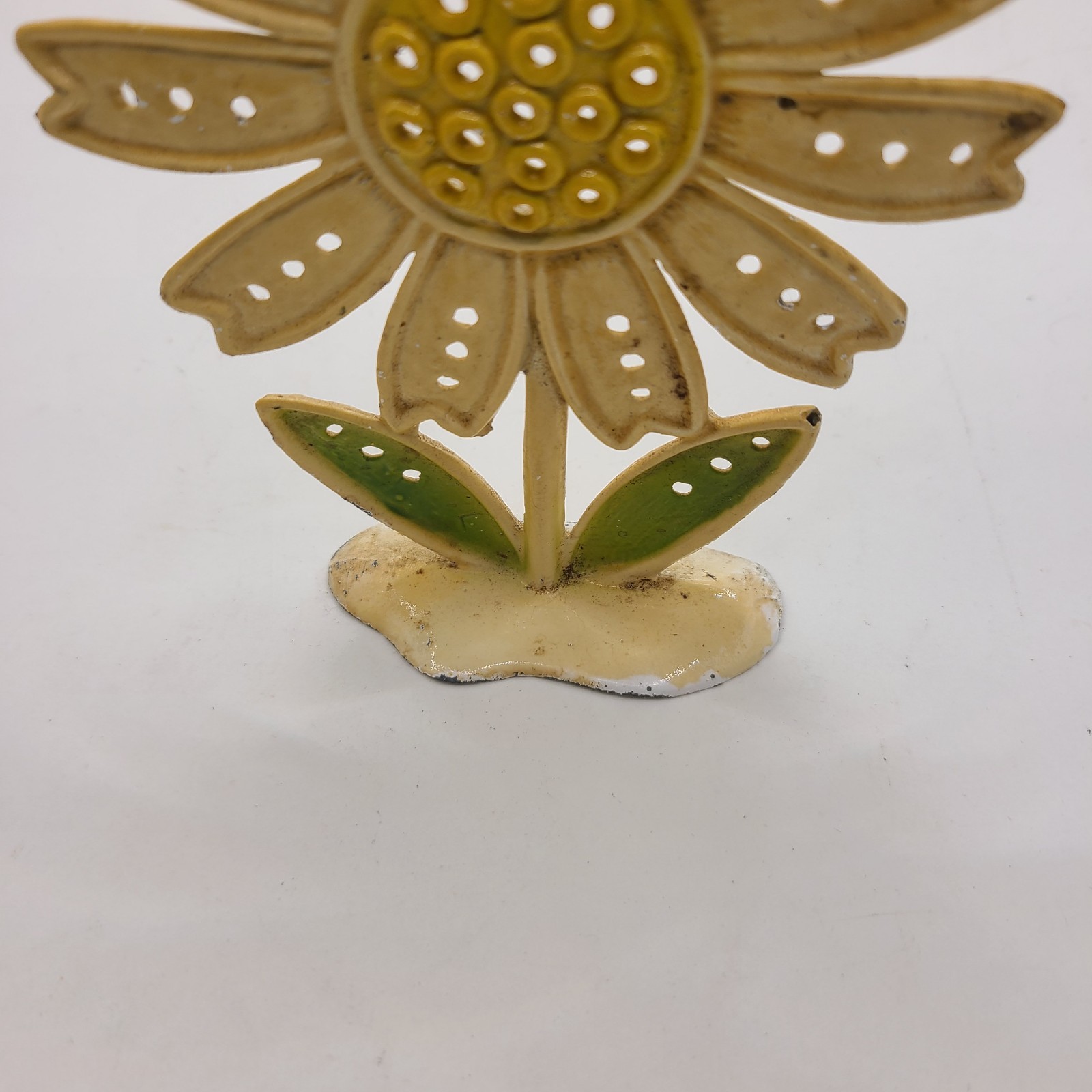 Earing tree yellow daisy with a bee. Revere. Vintage.