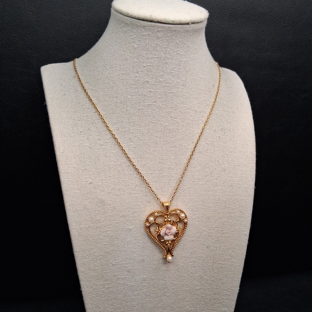 Vintag Chain Necklace Faux Pearl And Porcelain Flower Heart Pendant. 17.577