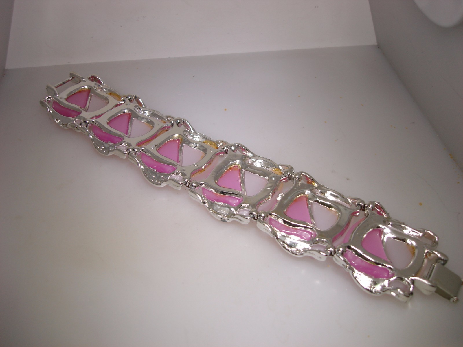 FABULOUS VINTAGE 1950’S PINK & WHITE LUCITE & PURPLE ENAMEL BRACELET & EARRINGS!