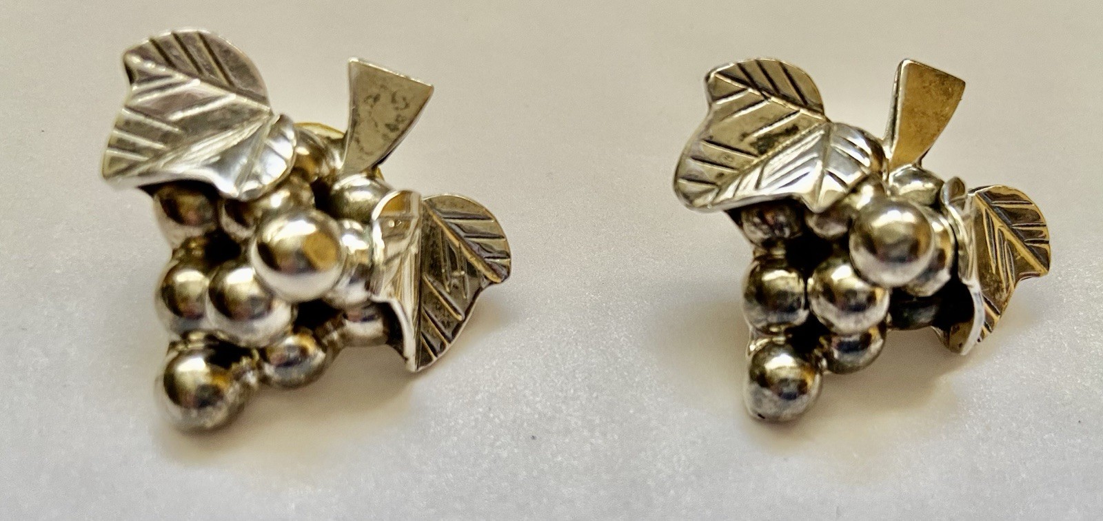 VINTAGE TAXCO MEXICO HANDCRAFTED 925 STERLING BUNCH OF GRAPES STUD EARRINGS