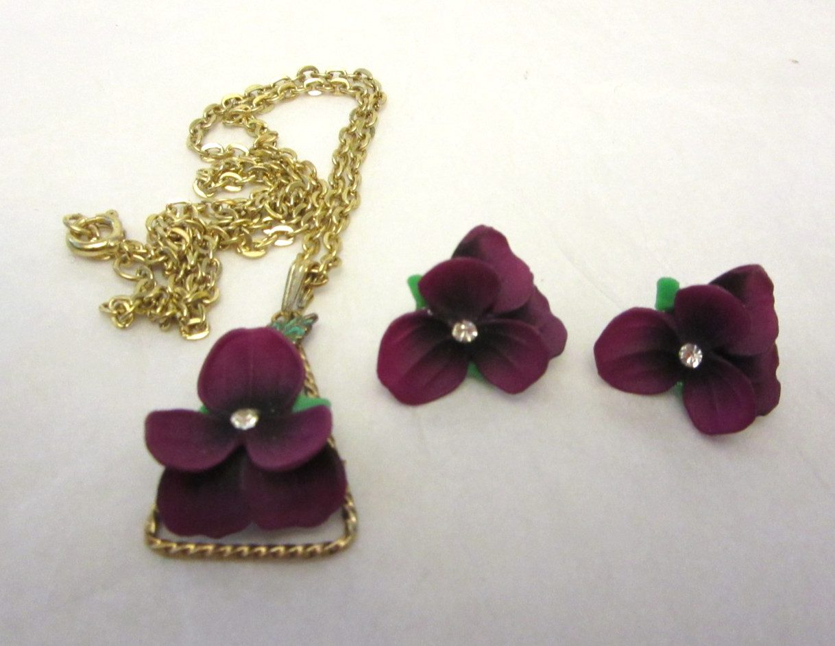 VTG Purple Lucite Pansy Violet Flower Pendant Necklace & Pierced Earrings Stone