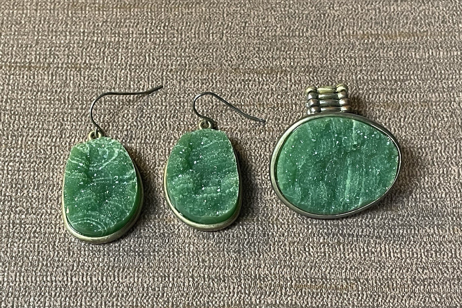 RARE Vintage Vivid Green Dyed Druzy Natural Stone Dangle Earrings ,Stretchy Ring