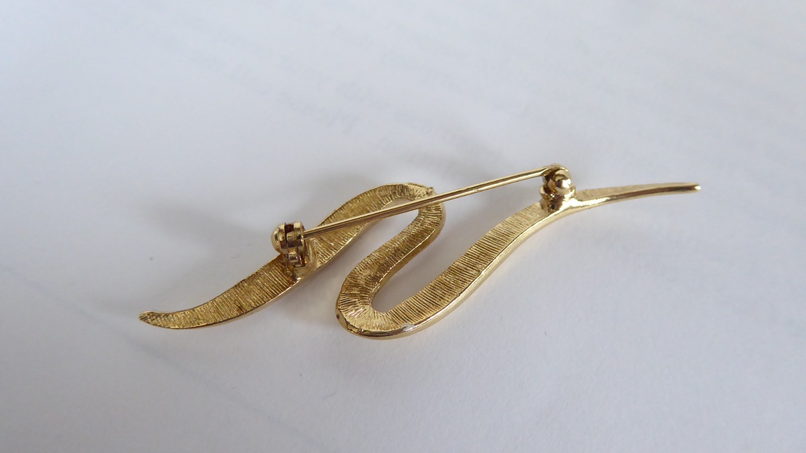 Vintage Gold Tone S RIBBON Brooch Pin Swoosh 2.25″ long Lapel Hat Good Condition