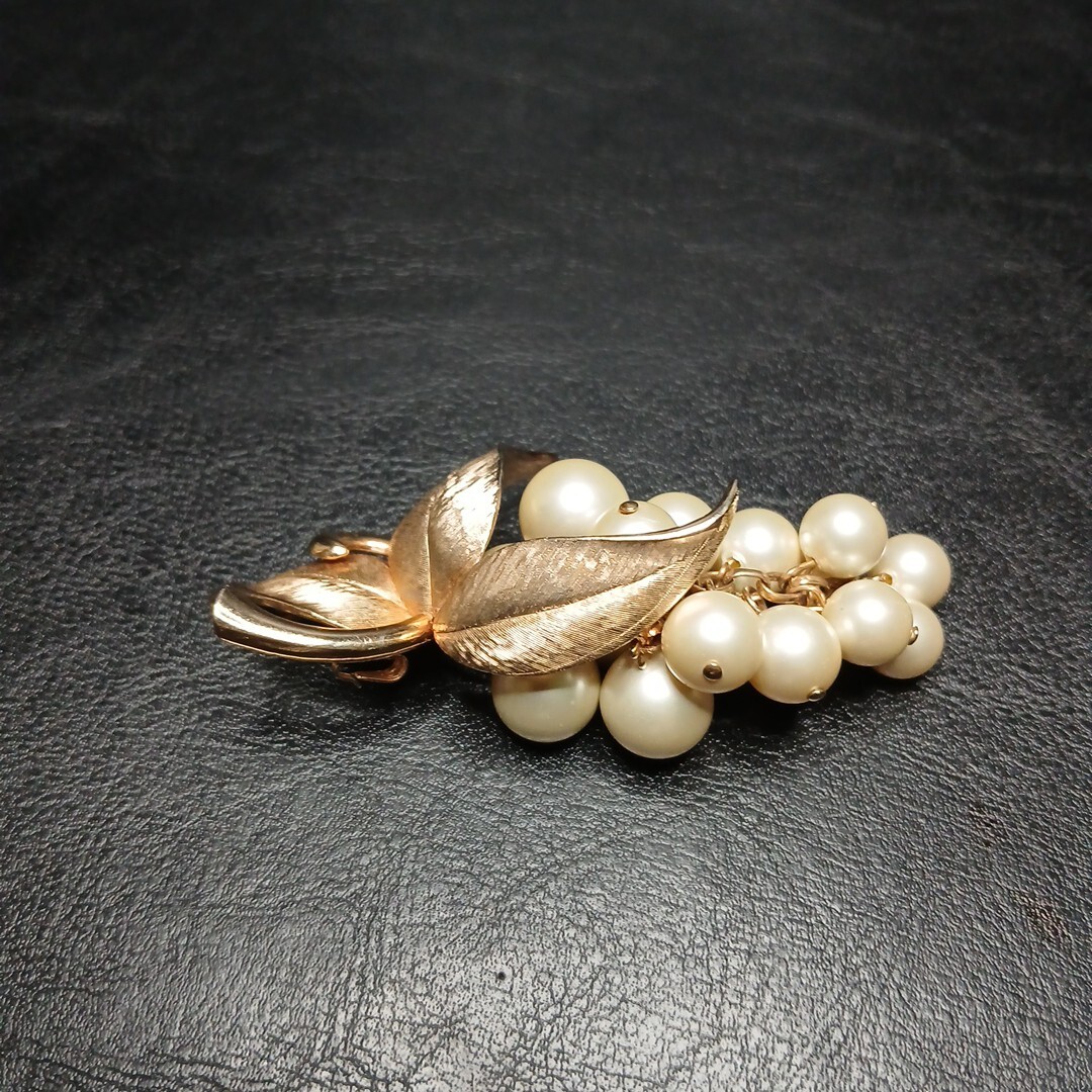 Vintage Jewelry Gold Tone Bunch Of Grapes Leaves Pin Brooch Gold Tone. 10425