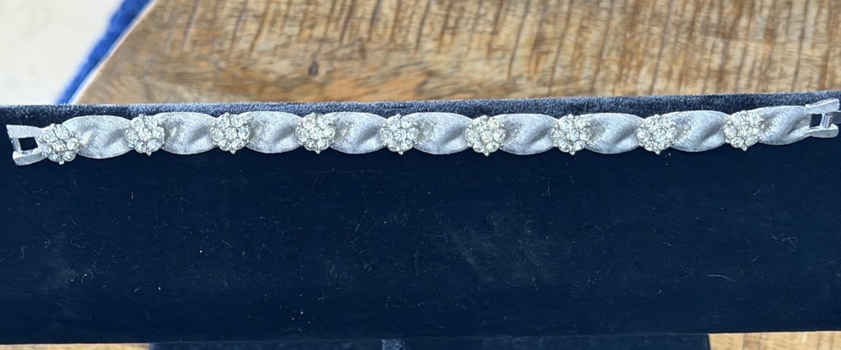 Elegant Vintage Trifari Silver Tone Bracelet with White Rhinestones 7” 1960’s