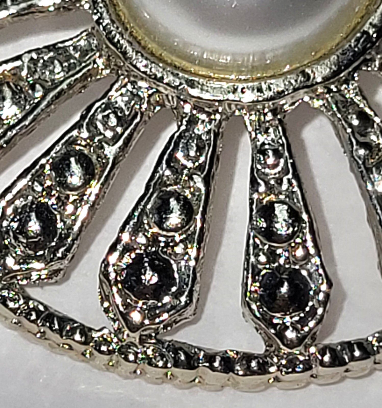 Faux Pearl Silvertone Medallion Brooch 1 1/2″ Across Pre Owned