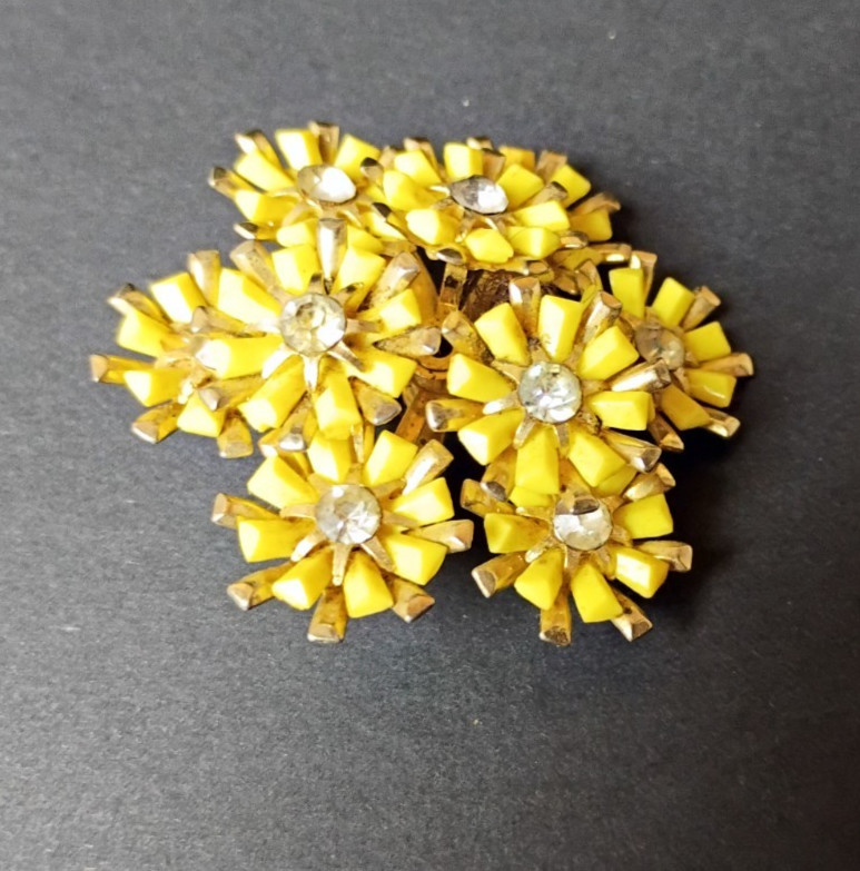VTG Rhinestone, Metal & Plastic Yellow Daisy Floral Cluster Brooch Signed Coro