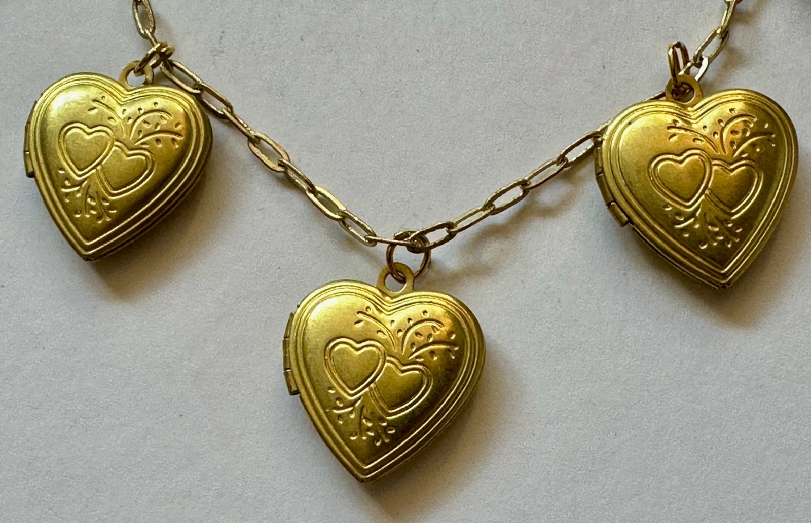 VINTAGE HEART LOCKET 1″ BRASS DOUBLE HEART 7 MULTI LOCKET NECKLACE 16-18″ VTG