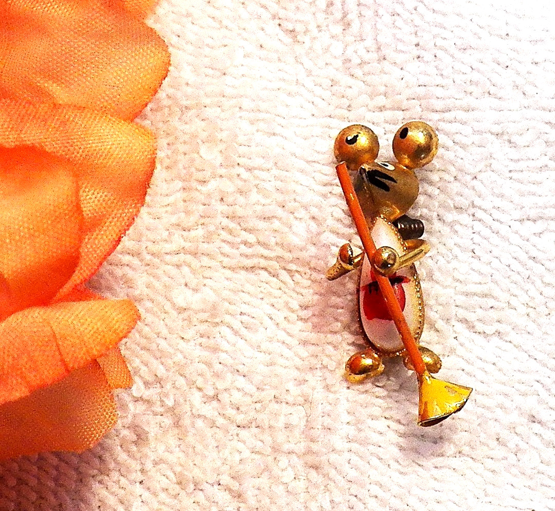 CLASSIC PIN BROOCH WHIMSICAL MOUSE COSTUME STONE BODY WHISKERS BROOM GOLD TO K13
