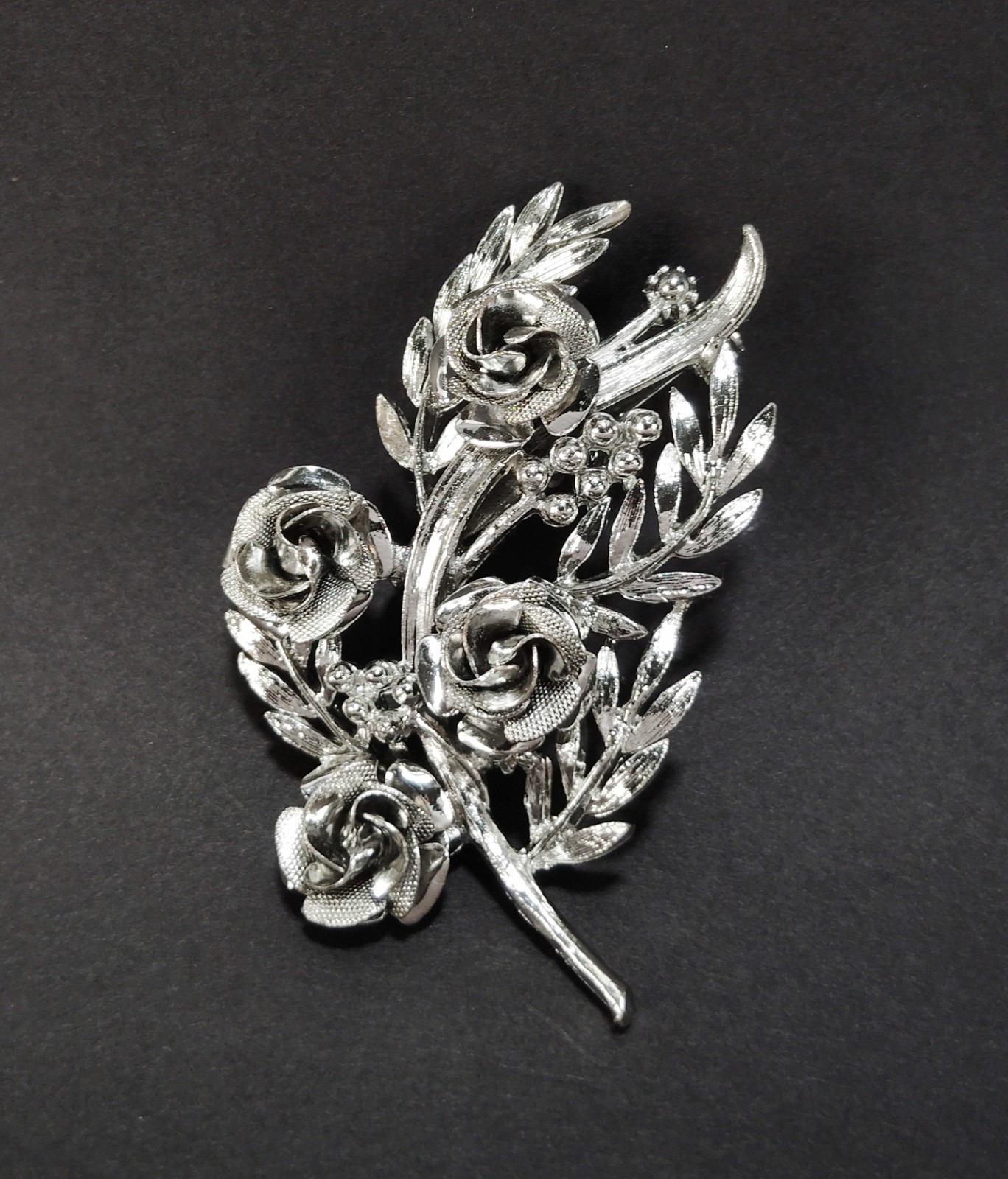 Beautiful Vintage Signed CORO Floral Bouquet of Roses Design Silver Tone Brooch