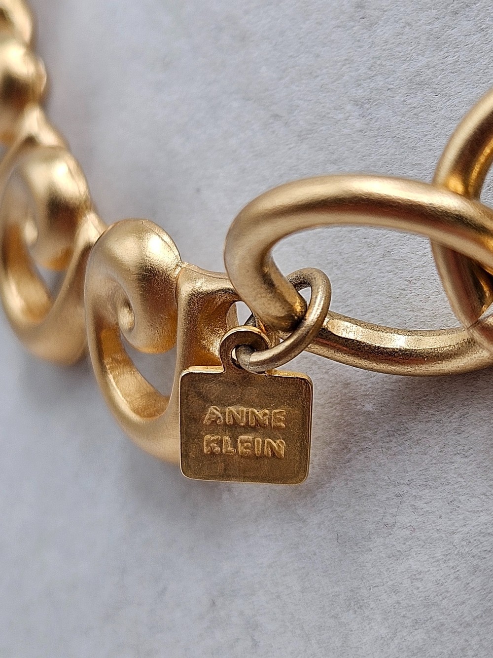 VINTAGE Anne Klein AK Matte Gold Tone Swirl Articulated Link Chain Necklace