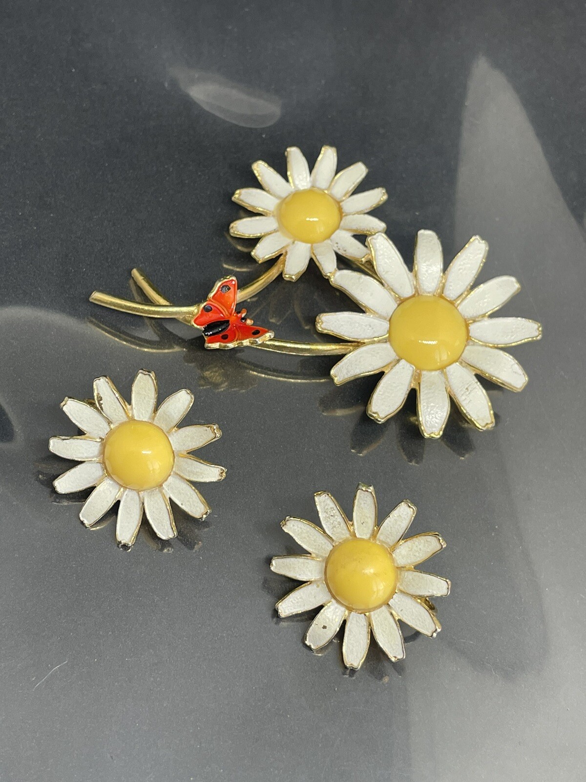 VTG Weiss Retro Daisy GoldTone White Yellow Enamel Brooch Clip On Earrings Set