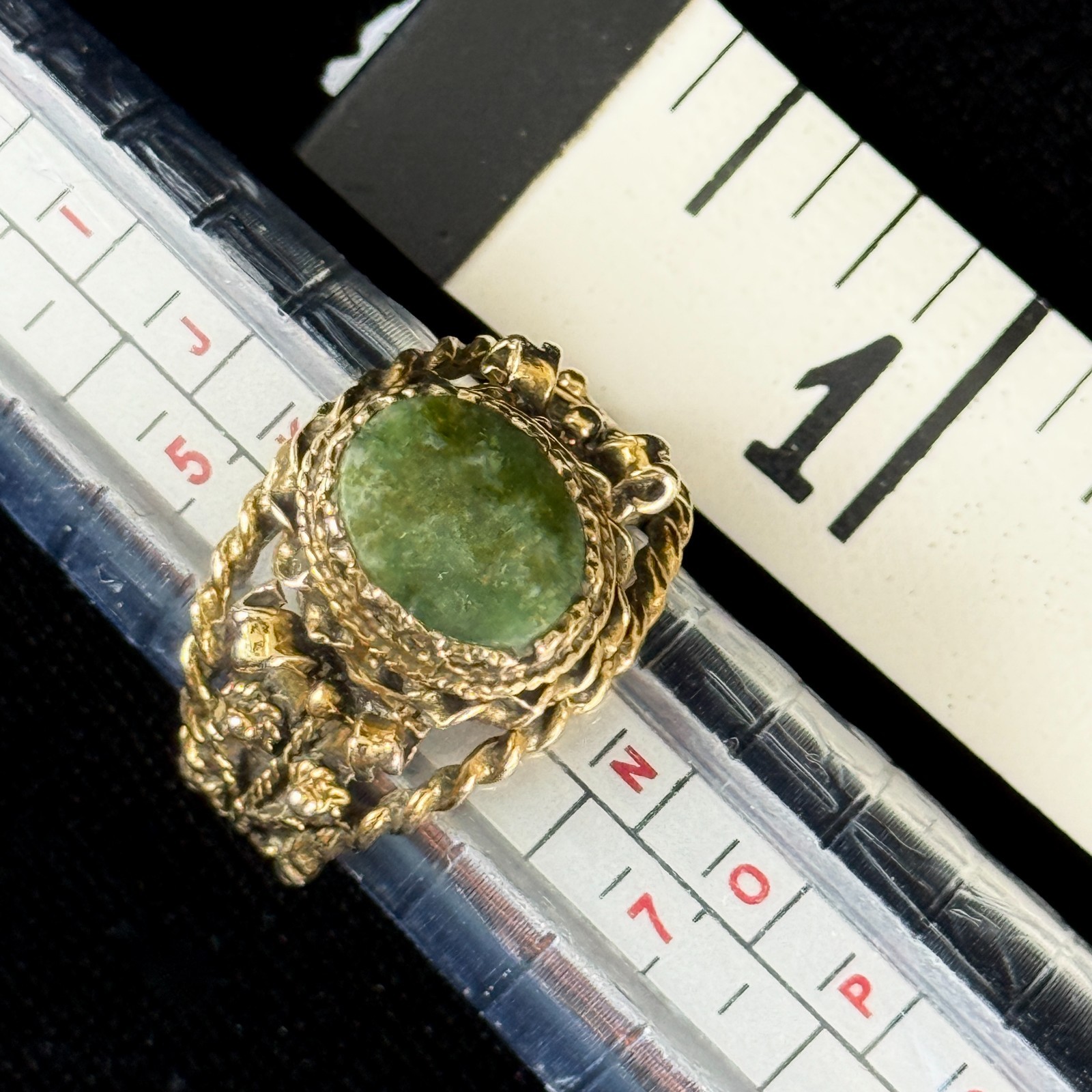 Vintage 1970s Brutalist Etruscan 14K Gold Oval Jade Ring 5-6 Twisted Rope Border