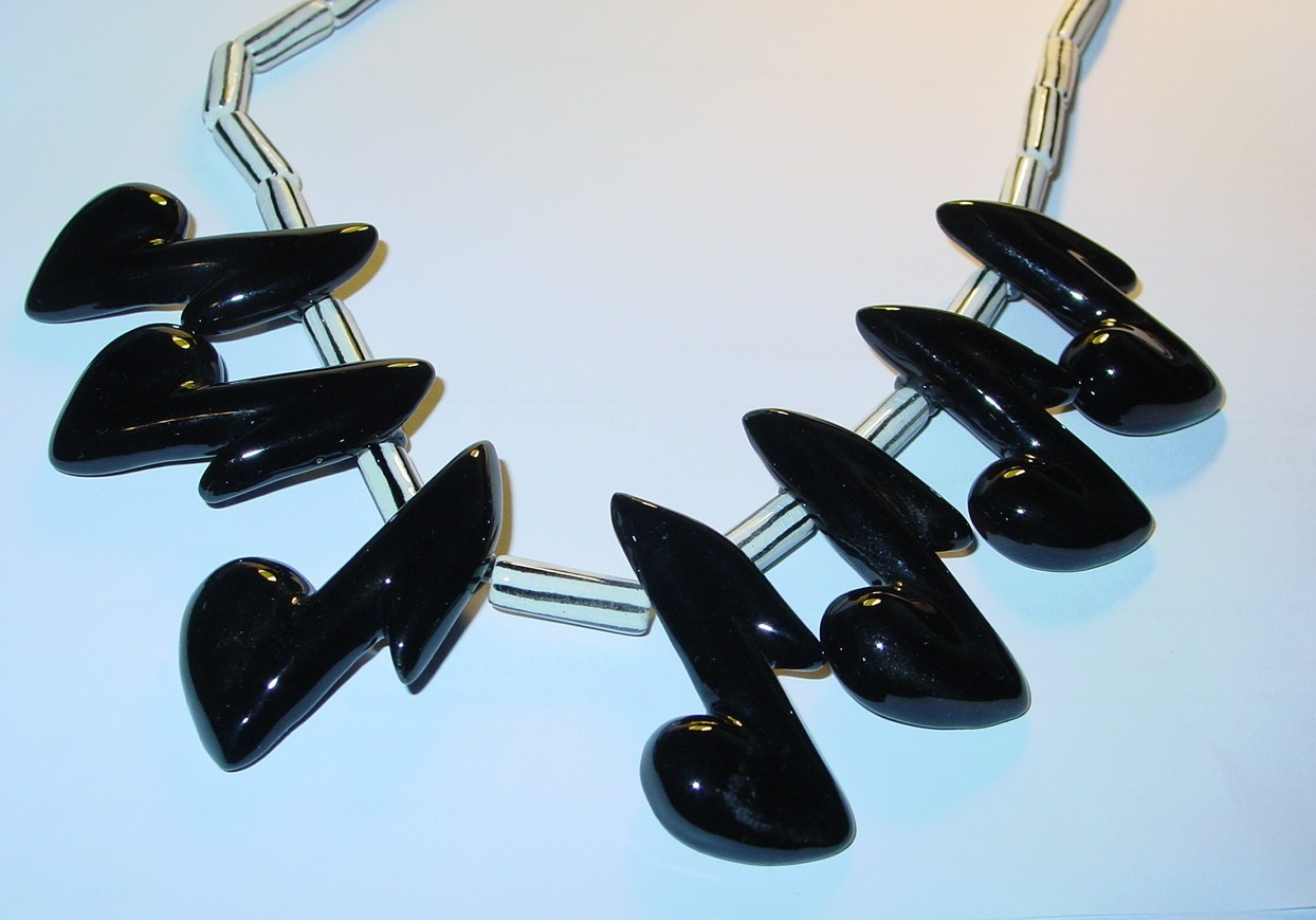 PARROT PEARLS MUSIC NOTES 20″ DESIGNER VINTAGE 1980’s NECKLACE NEW WAVE N/M PP-1